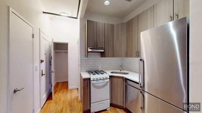 347 E 76th St in New York, NY - Building Photo - Building Photo