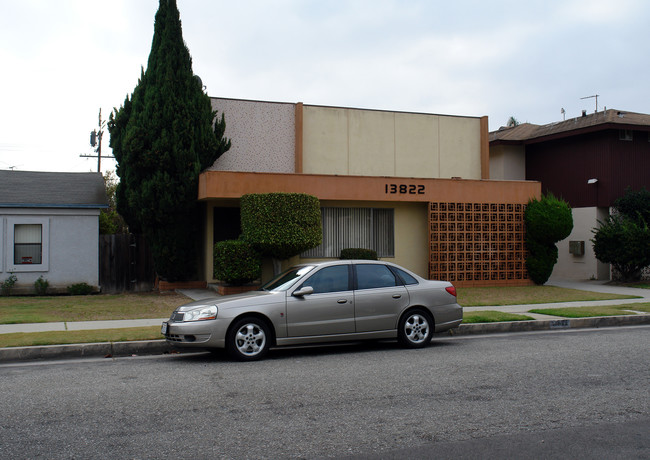 13822 Hawthorne Way in Hawthorne, CA - Building Photo - Building Photo