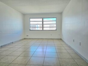 1225 NE 124th St in North Miami, FL - Foto de edificio - Building Photo