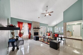 8122 Sandy Glen Ln in Houston, TX - Building Photo - Building Photo