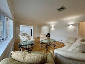 23 Center Dr in New Hyde Park, NY - Building Photo - Building Photo