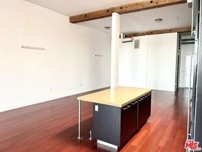 652 Mateo St in Los Angeles, CA - Building Photo - Building Photo