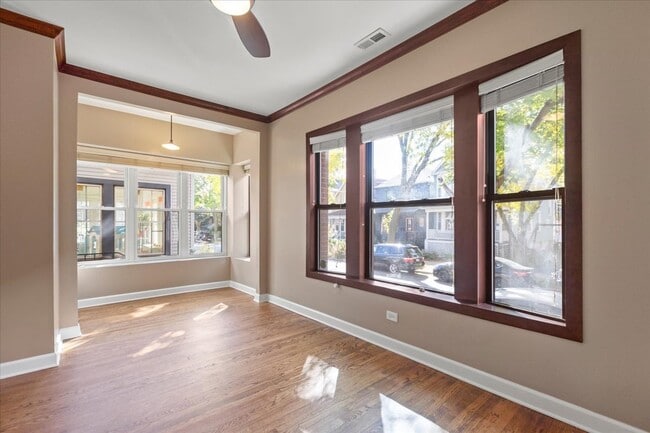 1278 W Victoria St, Unit 1E in Chicago, IL - Building Photo - Building Photo