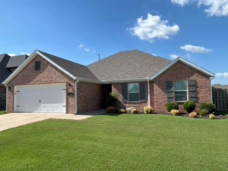 2019 W Gilligan Ave in Rogers, AR - Building Photo