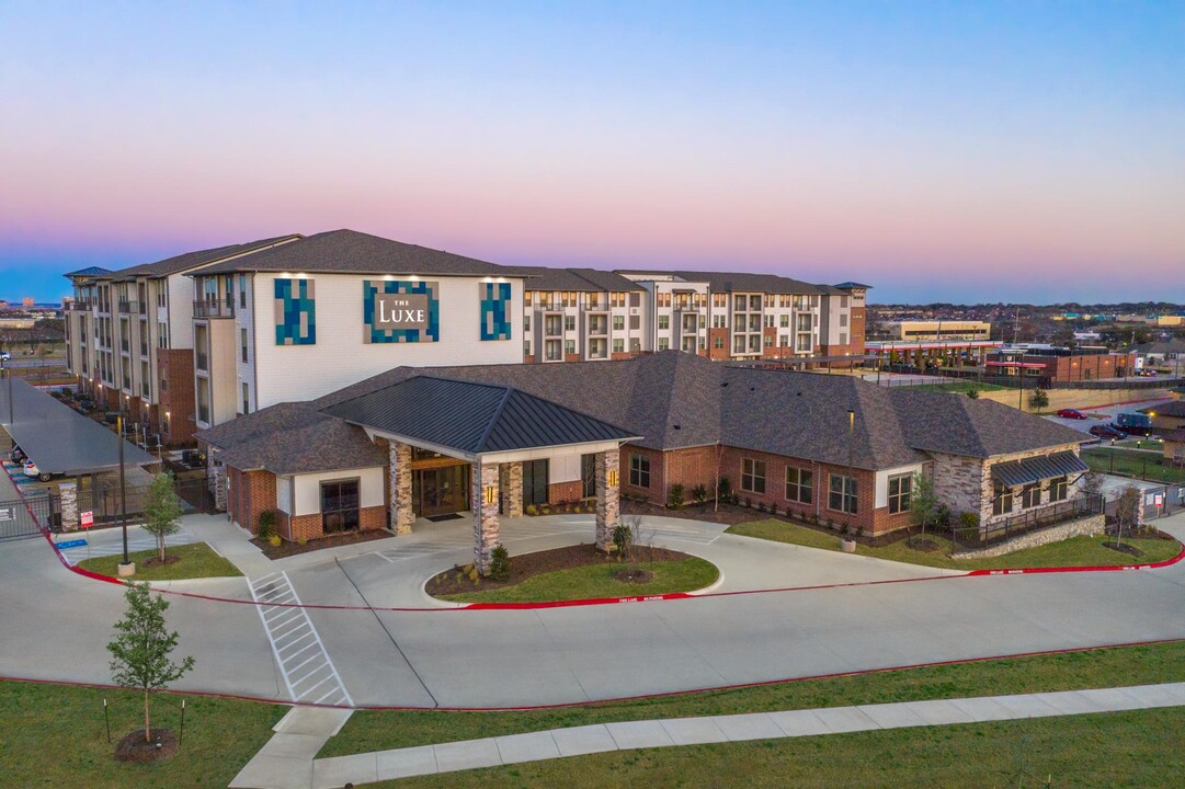 The Luxe at Las Colinas in Irving, TX - Building Photo