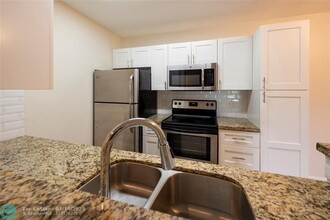 2906 S University Dr in Davie, FL - Foto de edificio - Building Photo