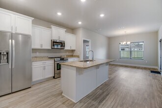 5468 Overland Dr in Biloxi, MS - Building Photo - Building Photo