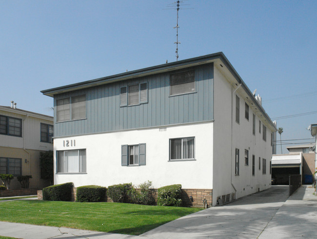 1211 S Holt Ave in Los Angeles, CA - Building Photo - Building Photo