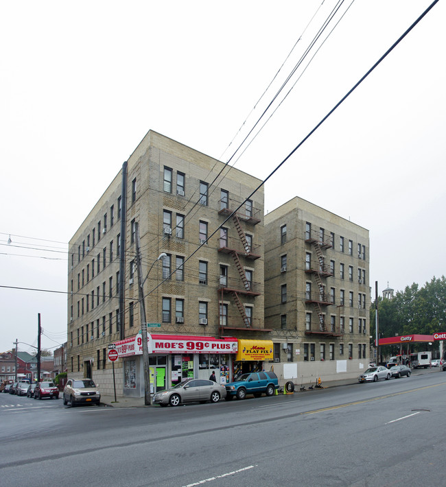 2424-2428 E Tremont Ave in Bronx, NY - Foto de edificio - Building Photo