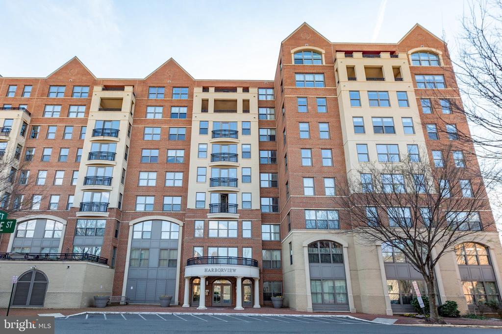 485 Harbor Side St in Woodbridge, VA - Building Photo
