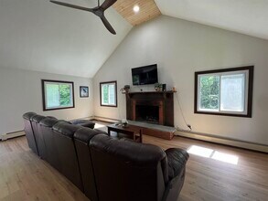 10 Rocky Rd in Winhall, VT - Building Photo - Building Photo
