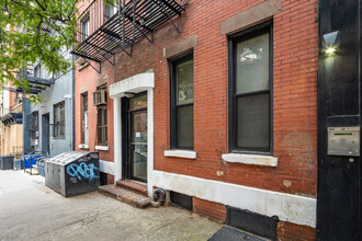 338 E 61st St in New York, NY - Building Photo - Building Photo