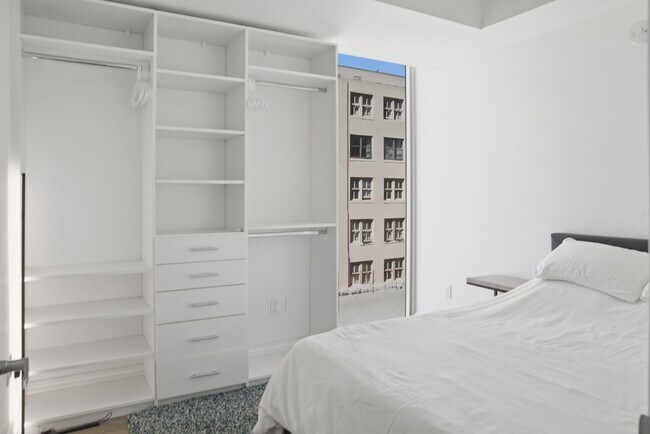 151 SE 1st St, Unit 411 in Miami, FL - Foto de edificio - Building Photo