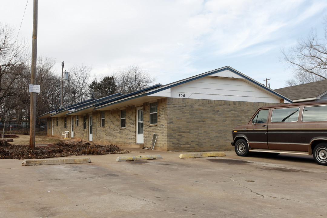 300-306 S 6th St in Noble, OK - Foto de edificio