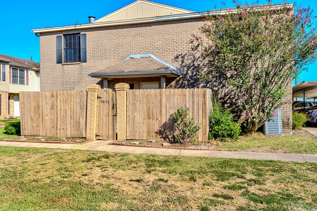 9202 Glen Meadow Ln in Beaumont, TX - Building Photo