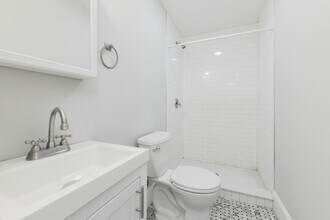 223 London St, Unit 2 in Boston, MA - Foto de edificio - Building Photo