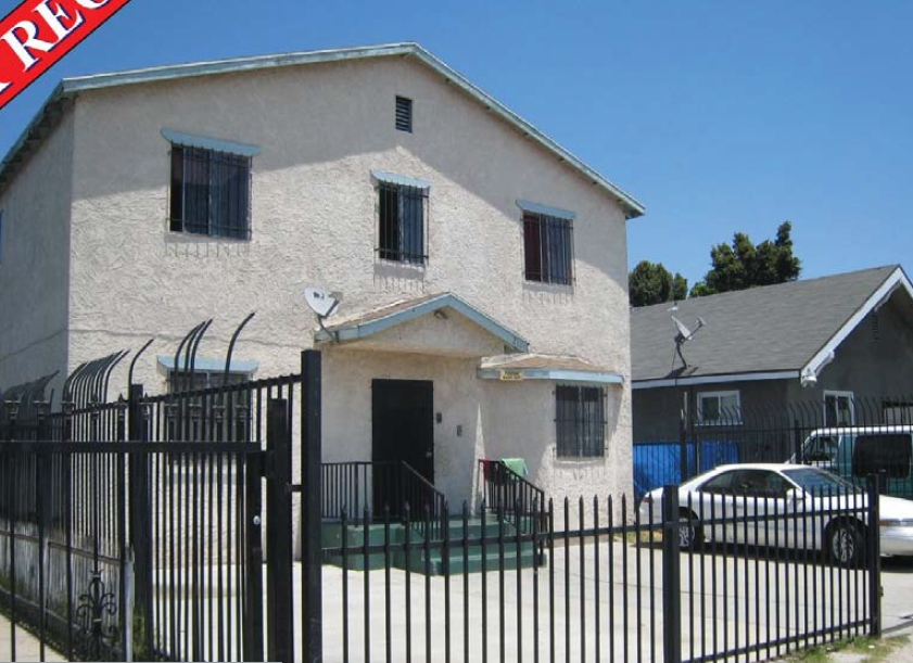 211 E 55th St in Los Angeles, CA - Building Photo