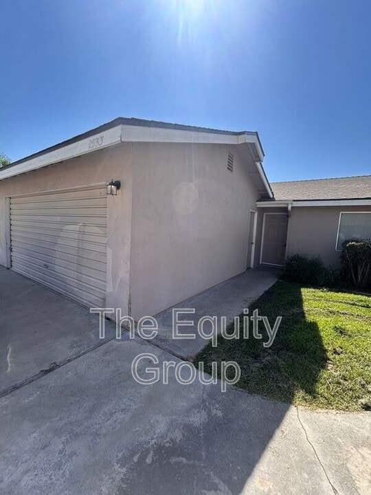 1533 E Cross Ave in Tulare, CA - Building Photo