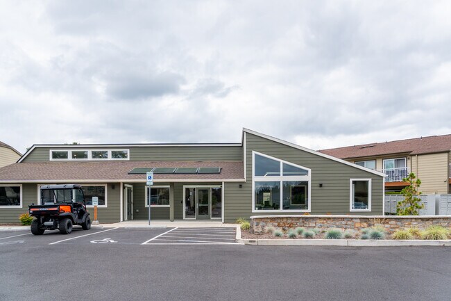 Sandstone Manor in Portland, OR - Building Photo - Building Photo