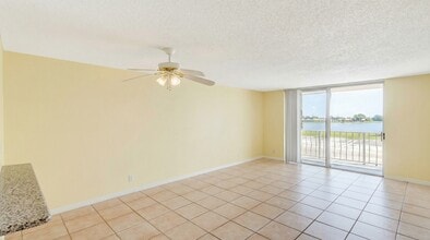 470 Executive Center Dr in West Palm Beach, FL - Building Photo - Building Photo