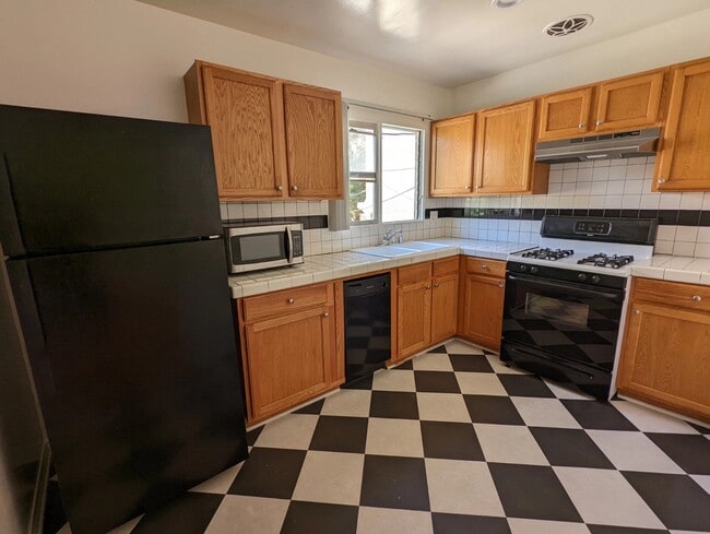 1331 N Poinsettia Pl, Unit 8 in Los Angeles, CA - Foto de edificio - Building Photo