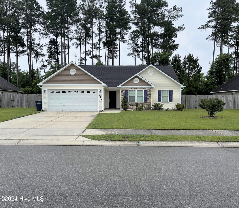 713 Savannah Dr in Jacksonville, NC - Building Photo