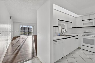 900 SW 128th Ave in Pembroke Pines, FL - Building Photo - Building Photo