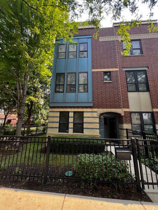 1153 N Cambridge Ave in Chicago, IL - Foto de edificio
