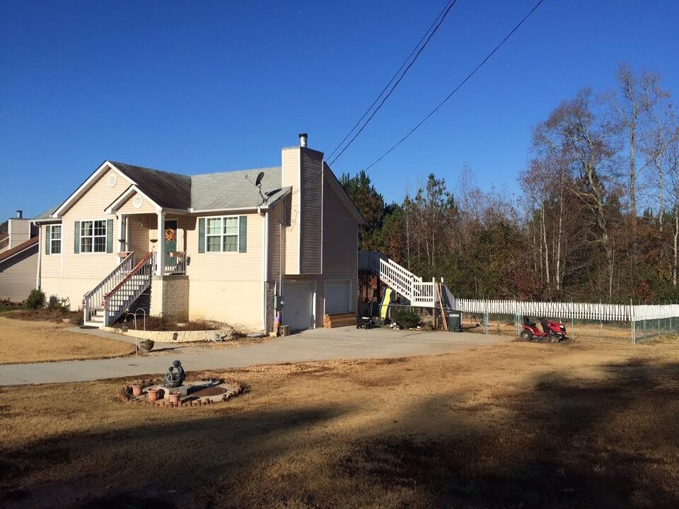 7 Connie Trail in Grantville, GA - Building Photo