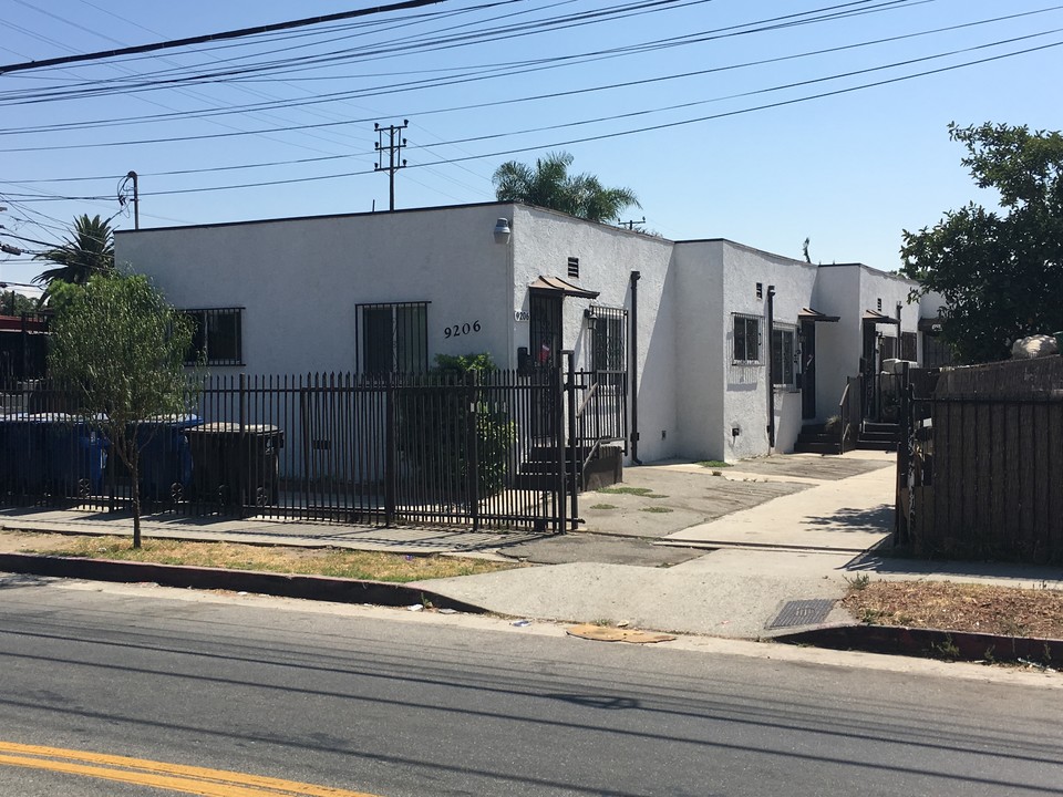 9206 S Hoover St in Los Angeles, CA - Building Photo