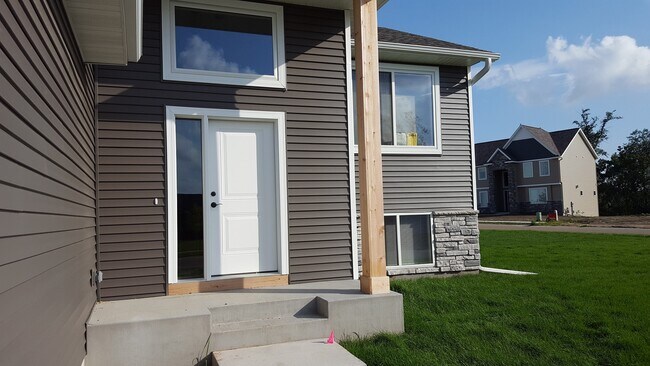 3984 Stone Point Dr NE in Rochester, MN - Building Photo - Building Photo