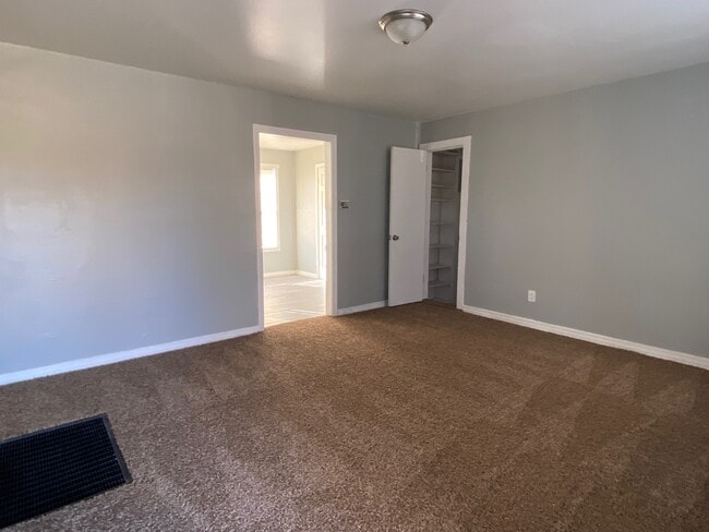 1326 NW 100th St in Oklahoma City, OK - Foto de edificio - Building Photo