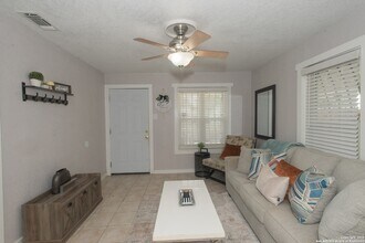 611 Brunswick Blvd in San Antonio, TX - Foto de edificio - Building Photo