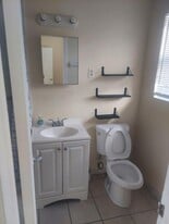 5471 Ravenswood Rd in Fort Lauderdale, FL - Building Photo