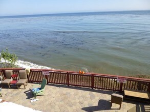 6743 Del Playa Dr in Goleta, CA - Foto de edificio - Building Photo