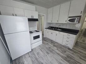 418 Harbison Ave W in Winnipeg, MB - Building Photo