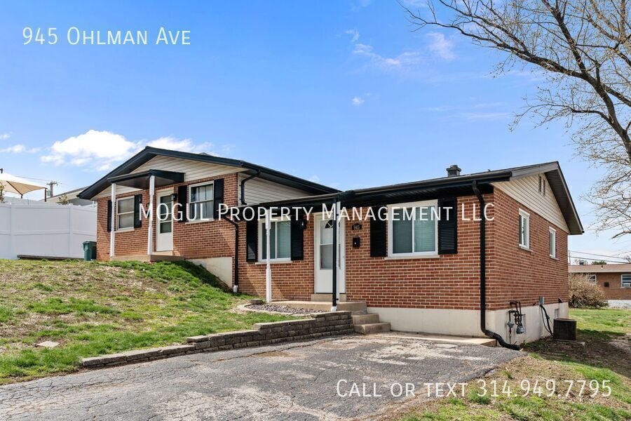945 Ohlman Ave in Kirkwood, MO - Building Photo