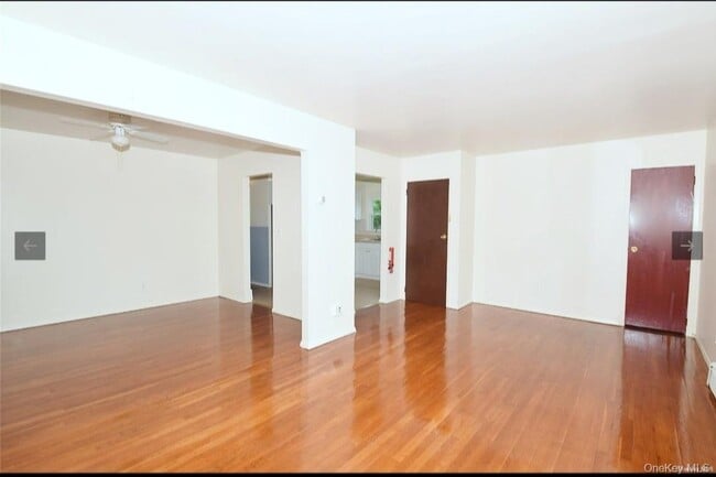 226 Hopper St in Westbury, NY - Building Photo - Building Photo