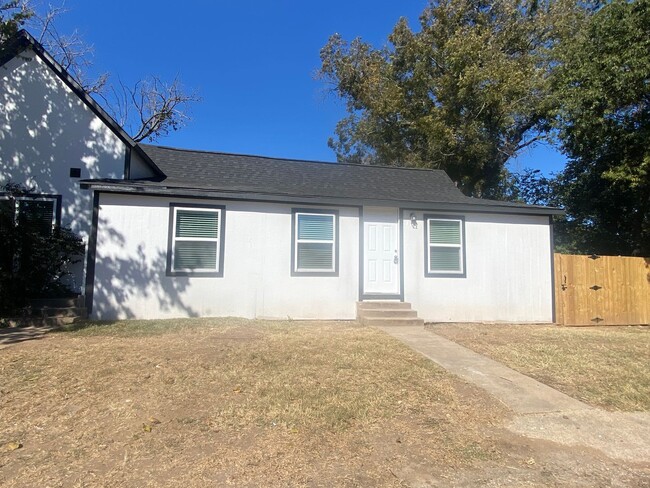 1113 N Walnut St in Cleburne, TX - Building Photo - Building Photo