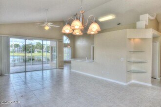 910 Woodstream Ln in Ormond Beach, FL - Foto de edificio - Building Photo