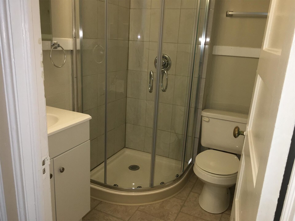 319 W Utica St-Unit -3 in Buffalo, NY - Building Photo