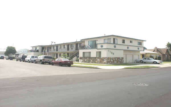 1100 S Hillview Ave in Los Angeles, CA - Building Photo