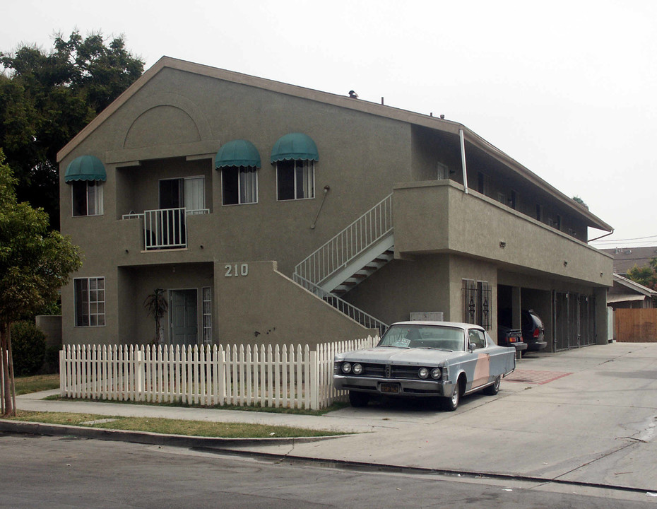 210 S Walnut St in Anaheim, CA - Building Photo