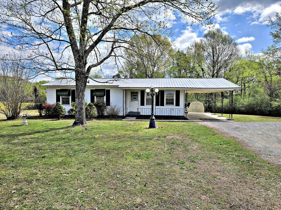 8665 Co Rd 150 in Courtland, AL - Foto de edificio