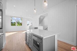 3232 S Barrington Ave in Los Angeles, CA - Building Photo