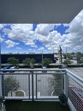 1320 W 35th St, Unit 405 in Hialeah, FL - Building Photo - Building Photo