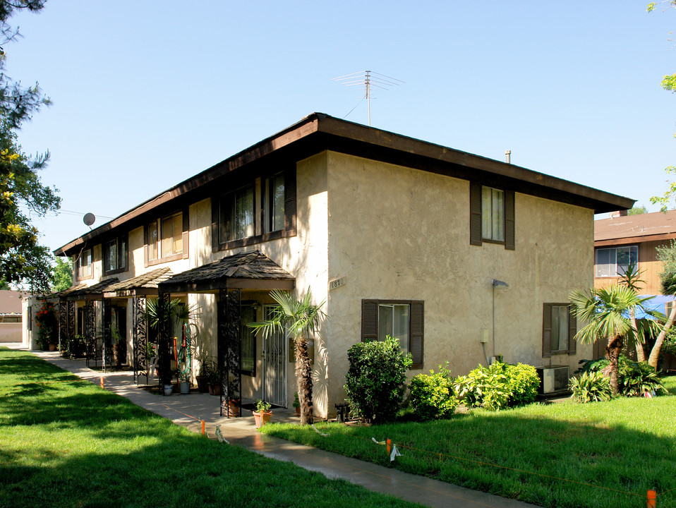 1870 E Rosewood Ct in Ontario, CA - Foto de edificio