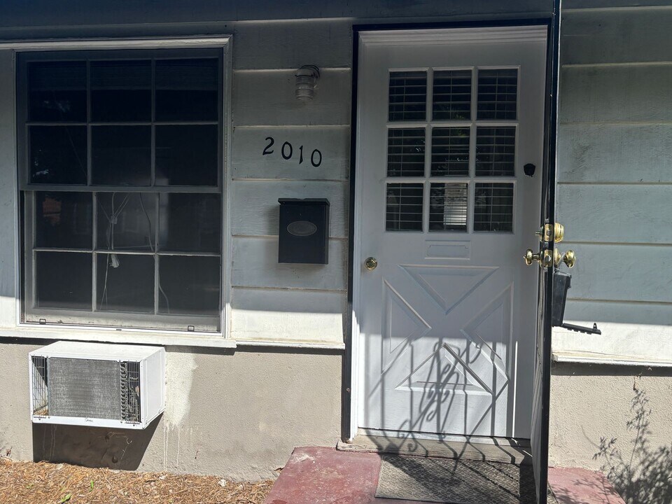 2008-2012 N Ontario St in Burbank, CA - Building Photo