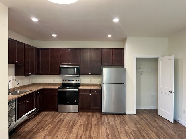 916 Cedar Drive Luxury Apartments in La Crescent, MN - Building Photo - Building Photo