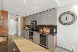 901 Brickell Key Blvd, Unit 2106 in Miami, FL - Foto de edificio - Building Photo